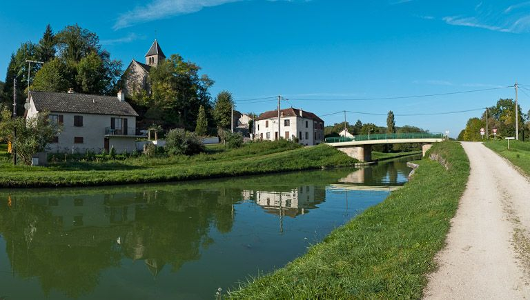 Vue générale du pont et de son environnement. © Pierre-Marie Barbe-Richaud / Région Bourgogne-Franche-Comté, Inventaire du patrimoine - 2011