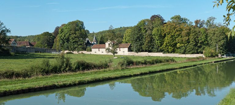 Vue du domaine depuis le canal. © Pierre-Marie Barbe-Richaud / Région Bourgogne-Franche-Comté, Inventaire du patrimoine - 2011