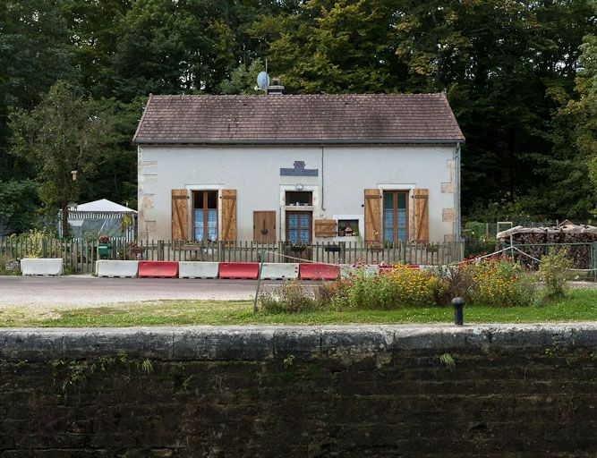 Vue de face de la maison éclusière. © Pierre-Marie Barbe-Richaud / Région Bourgogne-Franche-Comté, Inventaire du patrimoine - 2011