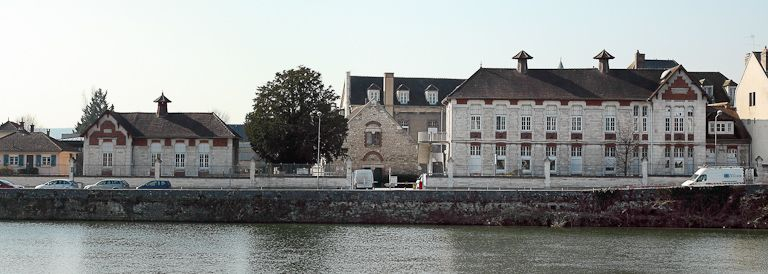 Bâtiments encadrant l'entrée de la cour. © Alain Morelière / Région Bourgogne-Franche-Comté, Inventaire du patrimoine - 2011