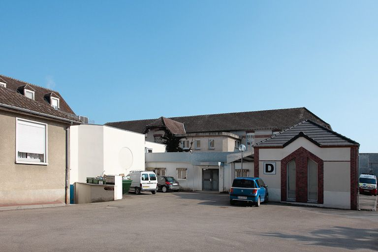 Bâtiments modernes construits à l'est. © Alain Morelière / Région Bourgogne-Franche-Comté, Inventaire du patrimoine - 2011
