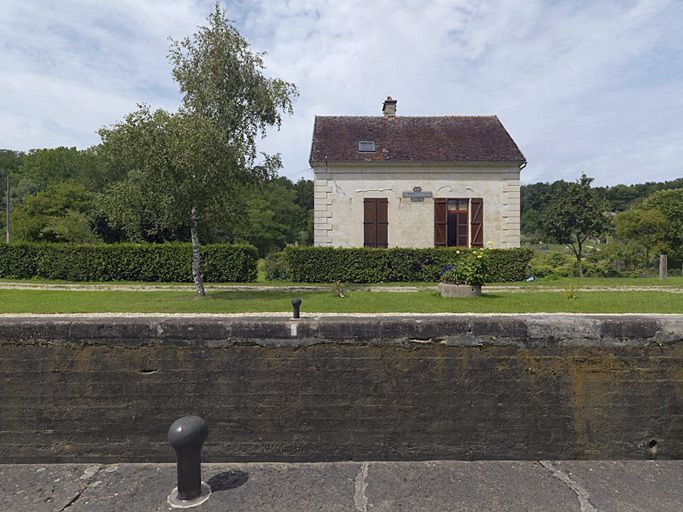 Maison éclusière : mur gouttereau sur canal. © Thierry Kuntz / Région Bourgogne-Franche-Comté, Inventaire du patrimoine - 2011