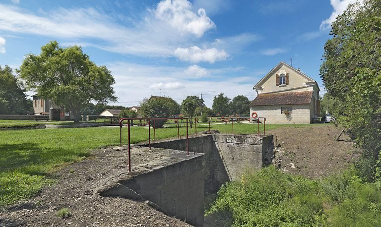 L'aqueduc avec en arrière-plan, la maison éclusière. © Thierry Kuntz / Région Bourgogne-Franche-Comté, Inventaire du patrimoine - 2011