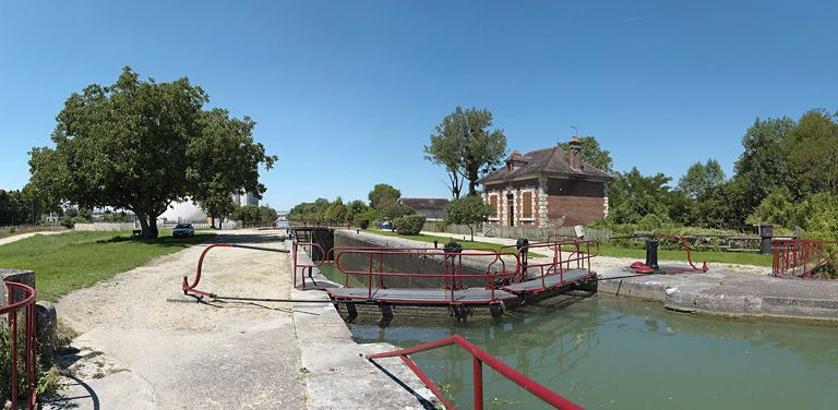 Vue d'ensemble du site d'écluse. © Thierry Kuntz / Région Bourgogne-Franche-Comté, Inventaire du patrimoine - 2011