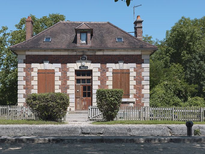 Maison éclusière vue de face. © Thierry Kuntz / Région Bourgogne-Franche-Comté, Inventaire du patrimoine - 2011