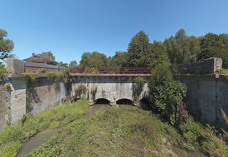 Arches du pont-canal vues de face. © Thierry Kuntz / Région Bourgogne-Franche-Comté, Inventaire du patrimoine - 2011