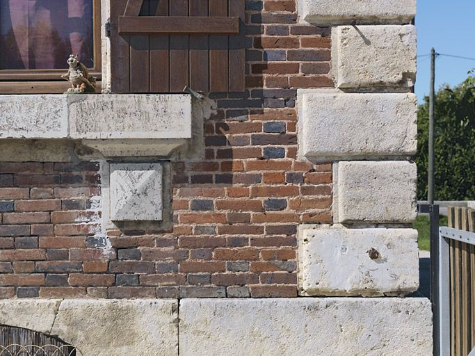 Maison éclusière : chaîne d'angle et encadrement de la fenêtre. © Thierry Kuntz / Région Bourgogne-Franche-Comté, Inventaire du patrimoine - 2011