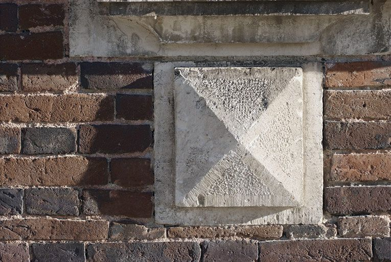 Maison éclusière : détail de la console en pointe de diamant sous la fenêtre. © Thierry Kuntz / Région Bourgogne-Franche-Comté, Inventaire du patrimoine - 2011