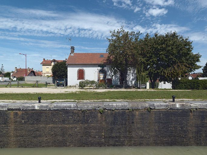 Maison éclusière et sas vus de face. Remarquez le sas en brique. © Thierry Kuntz / Région Bourgogne-Franche-Comté, Inventaire du patrimoine - 2011