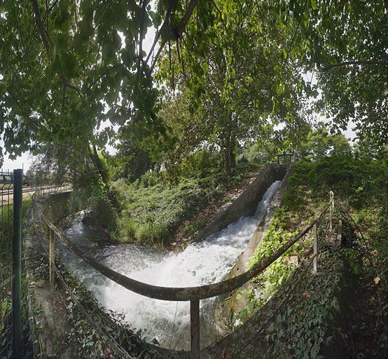 Vue d'ensemble de la rigole d'évacuation et de la vanne du déversoir de fond. © Thierry Kuntz / Région Bourgogne-Franche-Comté, Inventaire du patrimoine - 2011