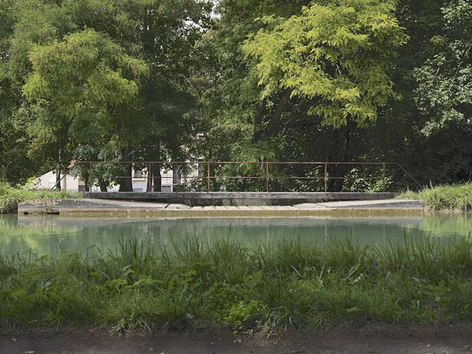 Détail du chemin de halage qui est prolongé par une passerelle métallique avec la maçonnerie du déversoir de superficie rive droite. © Thierry Kuntz / Région Bourgogne-Franche-Comté, Inventaire du patrimoine - 2011
