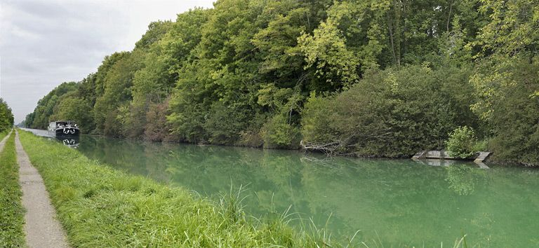 Le déversoir à droite. Au fond à gauche, pont IA89001050. © Thierry Kuntz / Région Bourgogne-Franche-Comté, Inventaire du patrimoine - 2011