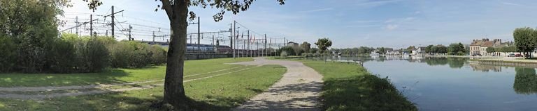 Vue d'ensemble du bassin prise d'amont : le site SNCF de Migennes est à droite de l'image, la ville de Migennes à gauche. © Thierry Kuntz / Région Bourgogne-Franche-Comté, Inventaire du patrimoine - 2011