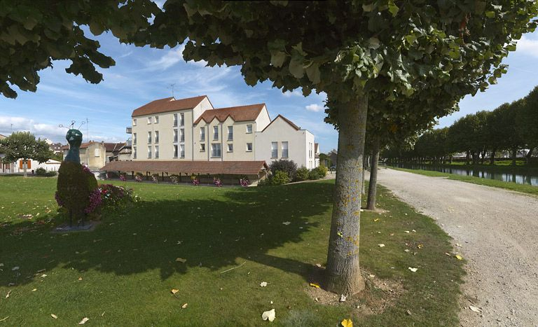 Vue d'ensemble : on voit nettement que le lavoir à gauche est en contrebas du canal, à droite de l'image. © Thierry Kuntz / Région Bourgogne-Franche-Comté, Inventaire du patrimoine - 2011