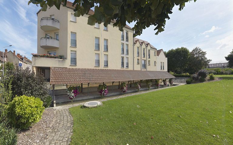 Le lavoir : le canal est derrière le talus à droite. © Thierry Kuntz / Région Bourgogne-Franche-Comté, Inventaire du patrimoine - 2011