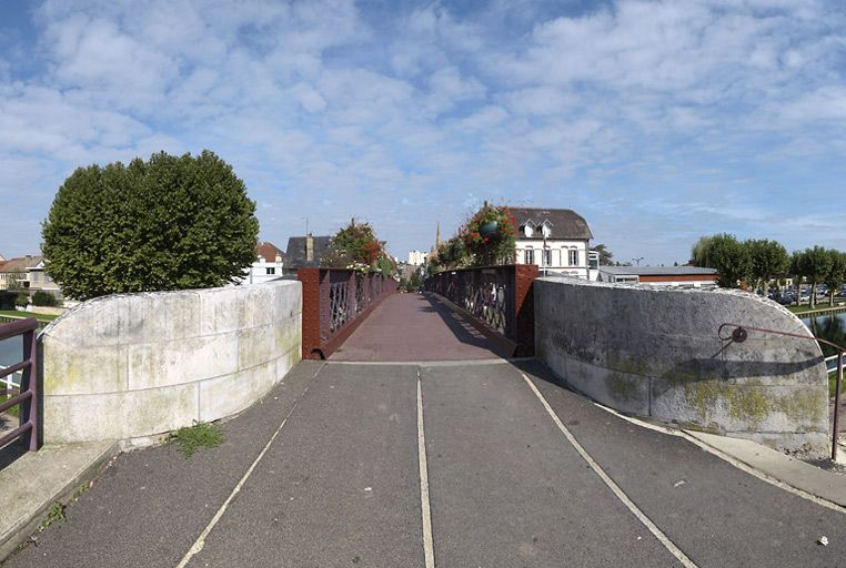 Vue du dessus prise côté gare : de l'autre côté, un ancien hôtel. © Thierry Kuntz / Région Bourgogne-Franche-Comté, Inventaire du patrimoine - 2011