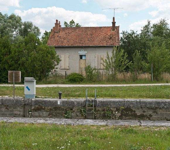 Vue de face de la maison éclusière. © Pierre-Marie Barbe-Richaud / Région Bourgogne-Franche-Comté, Inventaire du patrimoine - 2011