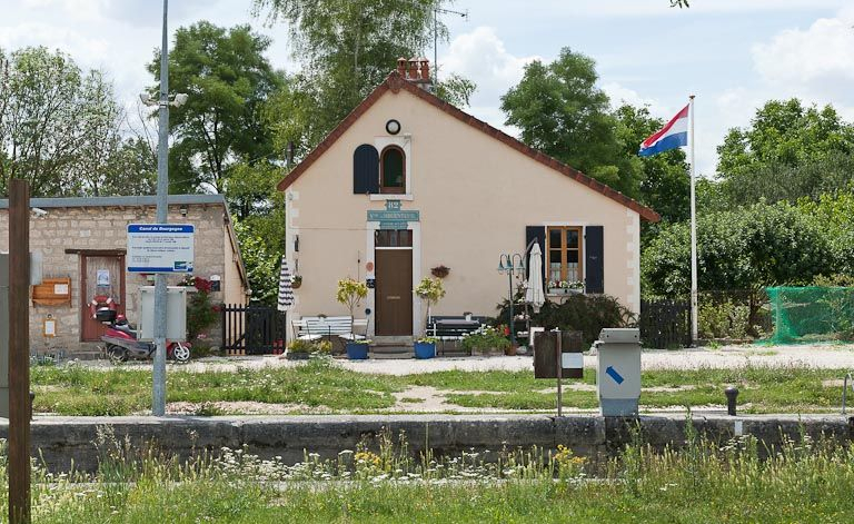 Vue de face de la maison éclusière. © Pierre-Marie Barbe-Richaud / Région Bourgogne-Franche-Comté, Inventaire du patrimoine - 2011