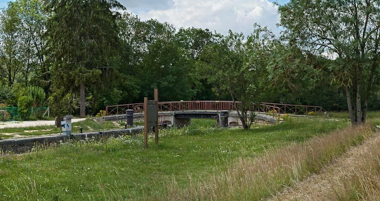 Vue du pont depuis l'amont. © Pierre-Marie Barbe-Richaud / Région Bourgogne-Franche-Comté, Inventaire du patrimoine - 2011