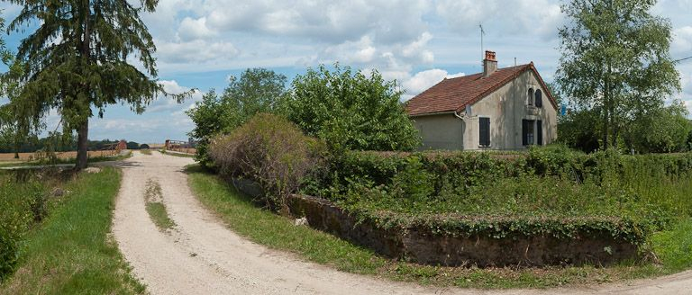 Vue de l'arrière de la maison éclusière. © Pierre-Marie Barbe-Richaud / Région Bourgogne-Franche-Comté, Inventaire du patrimoine - 2011