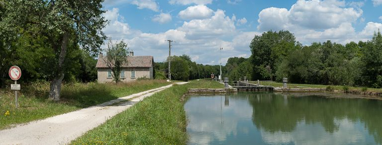 Vue du site d'écluse depuis l'amont. © Pierre-Marie Barbe-Richaud / Région Bourgogne-Franche-Comté, Inventaire du patrimoine - 2011
