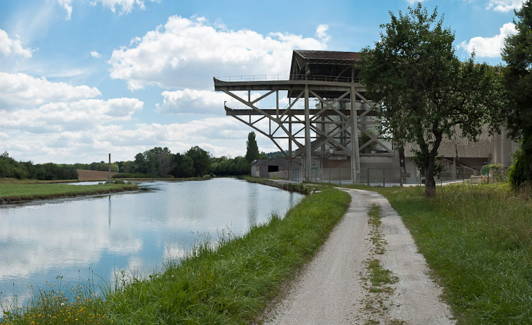 Vue de la cimenterie donnant sur la gare d'eau. © Pierre-Marie Barbe-Richaud / Région Bourgogne-Franche-Comté, Inventaire du patrimoine - 2011