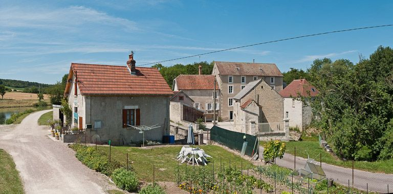 Vue du moulin situé à proximité du site d'écluse 86 du versant Yonne. © Pierre-Marie Barbe-Richaud / Région Bourgogne-Franche-Comté, Inventaire du patrimoine - 2011