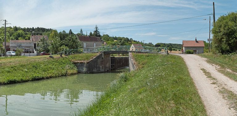 Vue du pont depuis l'aval. © Pierre-Marie Barbe-Richaud / Région Bourgogne-Franche-Comté, Inventaire du patrimoine - 2011