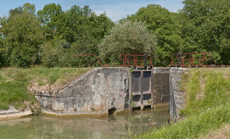 Vue du sas d'écluse en aval. © Pierre-Marie Barbe-Richaud / Région Bourgogne-Franche-Comté, Inventaire du patrimoine - 2011