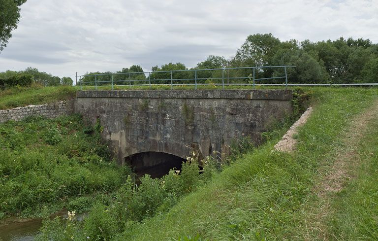 Vue de l'entrée de l'aqueduc. © Pierre-Marie Barbe-Richaud / Région Bourgogne-Franche-Comté, Inventaire du patrimoine - 2011