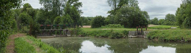 Vue des vannes de prise d'eau. © Pierre-Marie Barbe-Richaud / Région Bourgogne-Franche-Comté, Inventaire du patrimoine - 2011