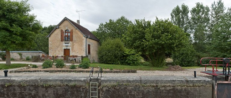 Vue de face de la maison éclusière. © Pierre-Marie Barbe-Richaud / Région Bourgogne-Franche-Comté, Inventaire du patrimoine - 2011