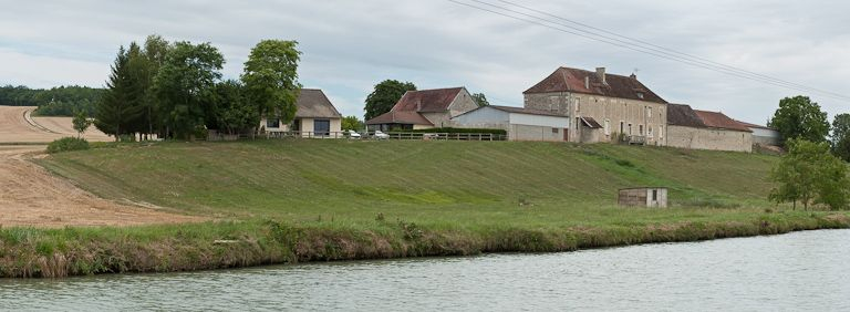 Vue du site depuis le canal. © Pierre-Marie Barbe-Richaud / Région Bourgogne-Franche-Comté, Inventaire du patrimoine - 2011