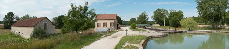 Site de l'écluse 94 du versant Yonne, dite d'Arcot, à Tonnerre : vue d'ensemble. © Pierre-Marie Barbe-Richaud / Région Bourgogne-Franche-Comté, Inventaire du patrimoine - 2011