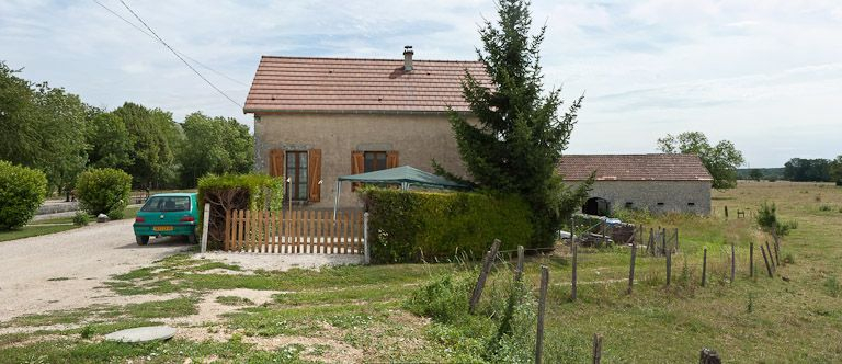 Vue de la façade latérale de la maison éclusière et du jardin. © Pierre-Marie Barbe-Richaud / Région Bourgogne-Franche-Comté, Inventaire du patrimoine - 2011