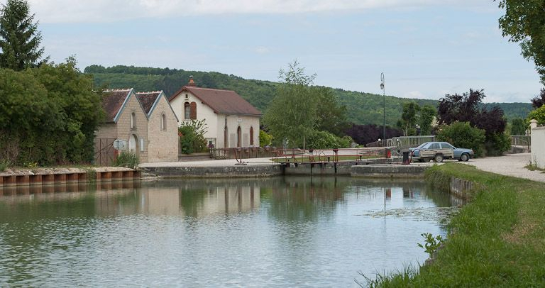 Vue du site d'écluse depuis l'amont. © Pierre-Marie Barbe-Richaud / Région Bourgogne-Franche-Comté, Inventaire du patrimoine - 2011