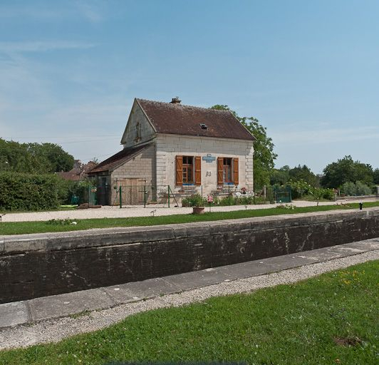Vue de la maison éclusière. © Pierre-Marie Barbe-Richaud / Région Bourgogne-Franche-Comté, Inventaire du patrimoine - 2011