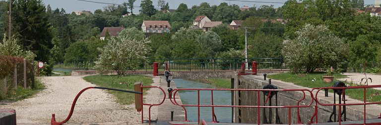 Vue du pont depuis l'amont. © Pierre-Marie Barbe-Richaud / Région Bourgogne-Franche-Comté, Inventaire du patrimoine - 2011