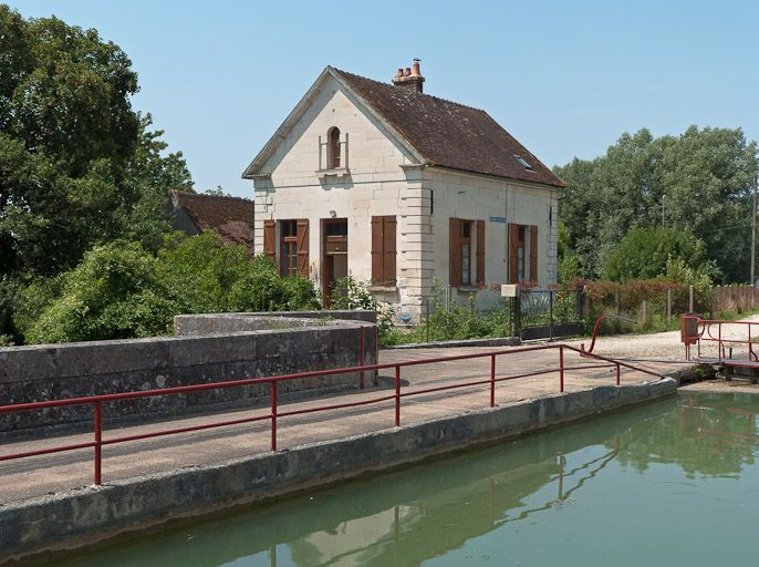 Vue de la maison de garde située en face de la maison éclusière. © Pierre-Marie Barbe-Richaud / Région Bourgogne-Franche-Comté, Inventaire du patrimoine - 2011