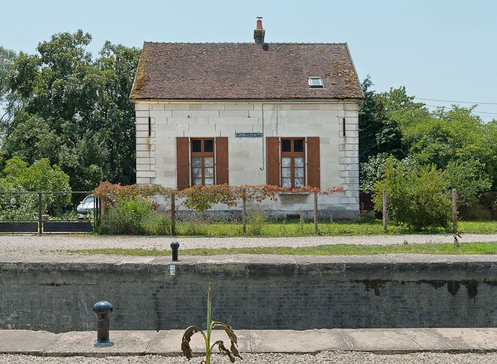 Vue de face de la maison de garde. © Pierre-Marie Barbe-Richaud / Région Bourgogne-Franche-Comté, Inventaire du patrimoine - 2011