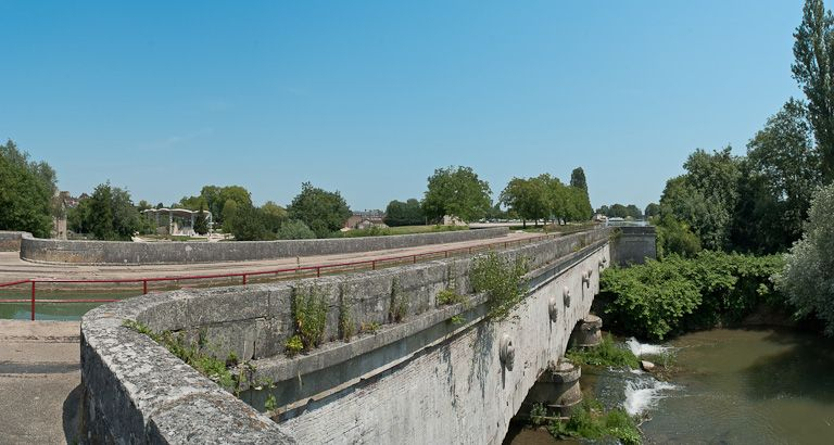 Vue du pont-canal. © Pierre-Marie Barbe-Richaud / Région Bourgogne-Franche-Comté, Inventaire du patrimoine - 2011