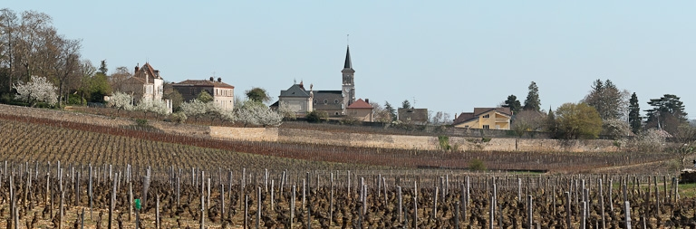L'église paroissiale Saint-Médard et le village d'Aloxe-Corton. © Pierre-Marie Barbe-Richaud / Région Bourgogne-Franche-Comté, Inventaire du patrimoine - 2012 L'église paroissiale Saint-Médard et le village d'Aloxe-Corton. © Pierre-Marie Barbe-Richaud / Région Bourgogne-Franche-Comté, Inventaire du patrimoine - 2012