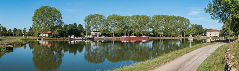 Vue d'ensemble du port, depuis la rive gauche. © Pierre-Marie Barbe-Richaud / Région Bourgogne-Franche-Comté, Inventaire du patrimoine - 2012
