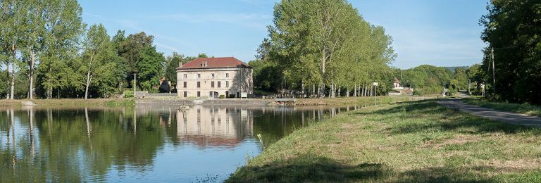 Vue du port et de la cimenterie depuis la rive gauche. © Pierre-Marie Barbe-Richaud / Région Bourgogne-Franche-Comté, Inventaire du patrimoine - 2012