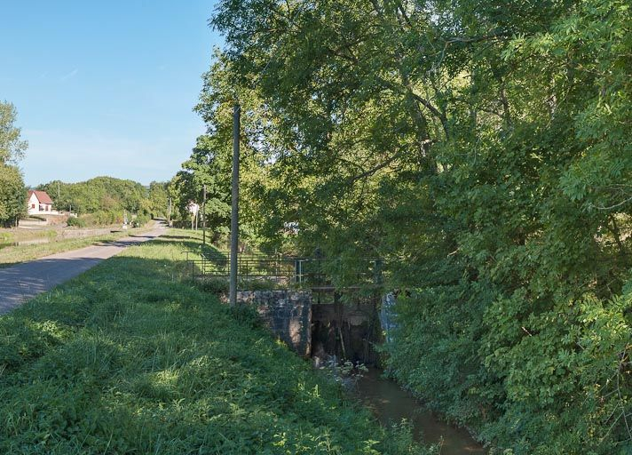 Vue du système de vannes sur le ruisseau dit des Lochères. © Pierre-Marie Barbe-Richaud / Région Bourgogne-Franche-Comté, Inventaire du patrimoine - 2012