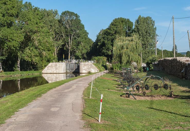 Vue rapprochée de l'écluse depuis l'aval. © Pierre-Marie Barbe-Richaud / Région Bourgogne-Franche-Comté, Inventaire du patrimoine - 2012