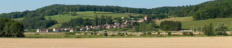 Vue panoramique du village de Courcelles-lès-Montbard avec, de gauche à droite, la maison éclusière de type Forey, l'église paroissiale et la maison forte. © Pierre-Marie Barbe-Richaud / Région Bourgogne-Franche-Comté, Inventaire du patrimoine - 2012