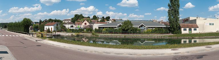 Le site d'écluse et son bassin de virement dans son environnement citadin. © Pierre-Marie Barbe-Richaud / Région Bourgogne-Franche-Comté, Inventaire du patrimoine - 2012