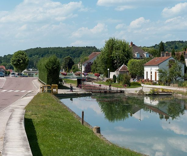 Vue d'ensemble du site d'écluse. © Pierre-Marie Barbe-Richaud / Région Bourgogne-Franche-Comté, Inventaire du patrimoine - 2012