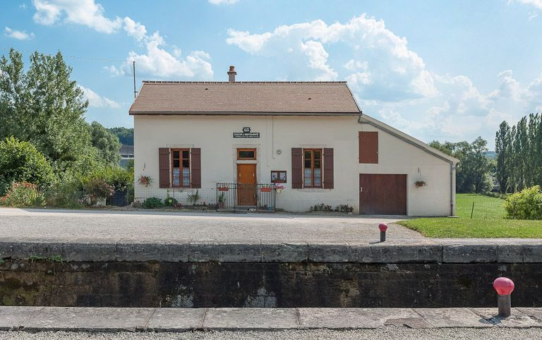 Vue de face de la maison éclusière. © Pierre-Marie Barbe-Richaud / Région Bourgogne-Franche-Comté, Inventaire du patrimoine - 2012